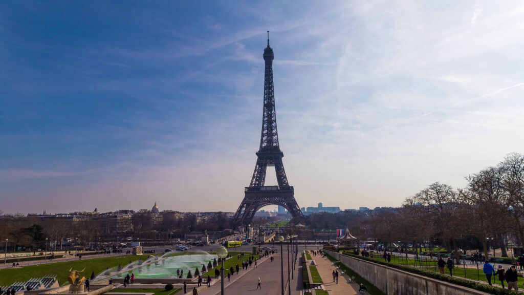 timelpase-eiffel-tower-paris-SBI-351453104